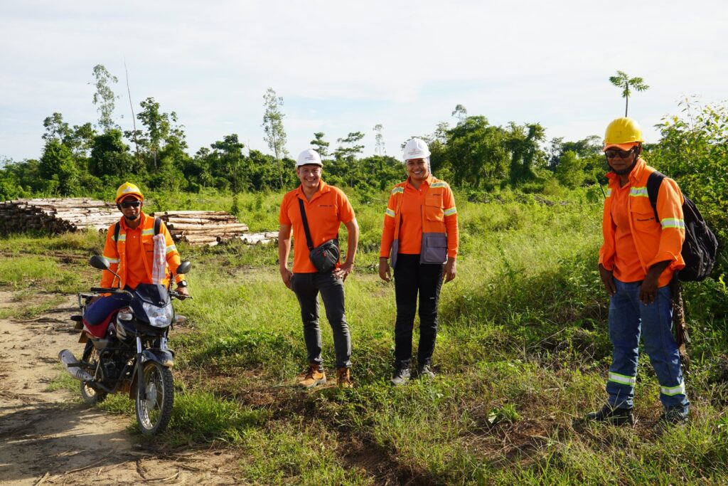 Equipo técnico de Reforestadora del Sinú en área de operación forestal