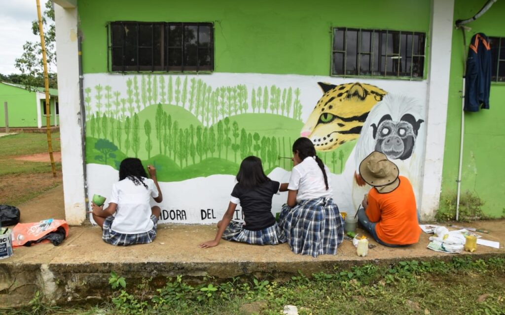 Jornada de educación ambiental: estudiantes pintando un mural