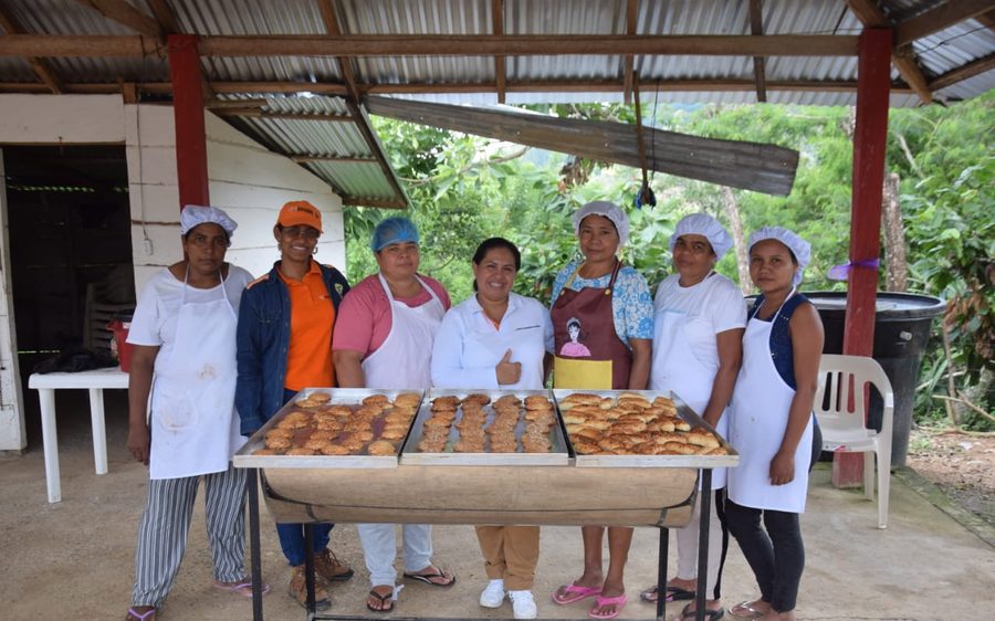 Mujeres de la comunidad en una iniciativa productiva