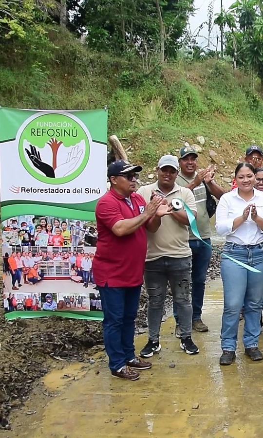 Comunidad de la vereda Mieles y equipo de la Fundación Refosinú en la entrega de la batea de concreto